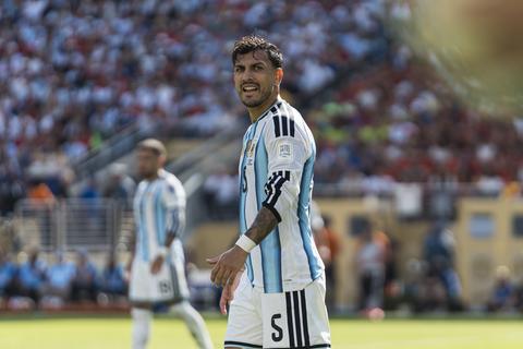 Veelbesproken Leandro Paredes krijgt emotioneel welkom in Argentinië na WK: 'Weer herenigd'