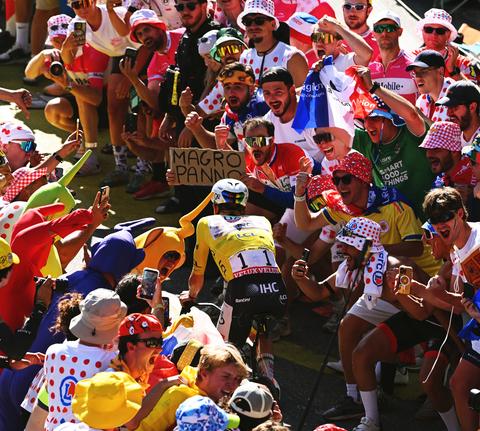 Ex-topwielrenner Michael Boogerd spreekt ongenoegen uit over 'levensgevaarlijke' situatie op Alpe d'Huez