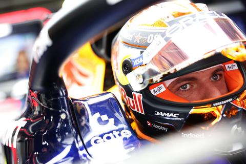 Woeste Max Verstappen gaat los op 'idioot' bij prima start Grand Prix van Hongarije: 'Dat is héél gevaarlijk'