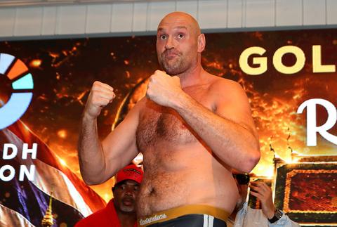 Verbazing om bizar moment bij comeback van boksicoon Tyson Fury: 'Hij lijkt een kus te geven'