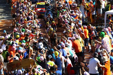 Gevaarlijke situatie dreigt in Tour de France: organisatie neemt maatregelen op Alpe d'Huez