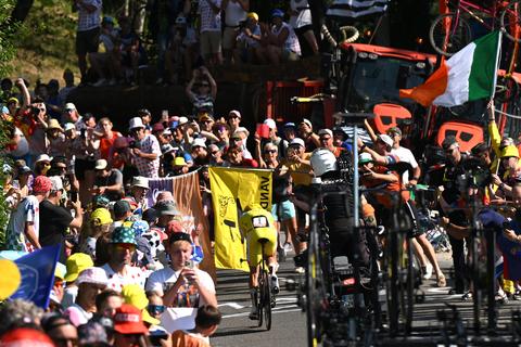Harde waarschuwing voor wielerfans in drukbezochte etappe Tour de France: 'Als ze dat bij een renner doen...'