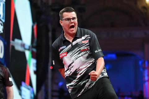 Topdarter Gian van Veen na merkwaardige pot in halve finale World Matchplay: 'Wat gebeurt hier allemaal?'
