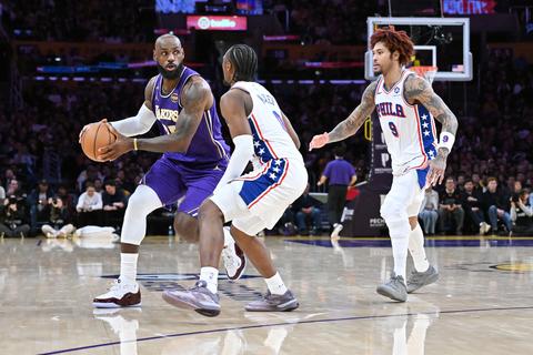 NBA-icoon LeBron James (41) verrast met 'karig' miljoenencontract bij nieuwe club: 'Voor geld doe ik het niet'