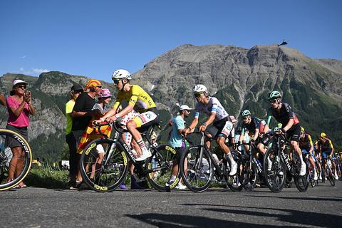LIVE Tour de France | Grote zorgen in peloton voorafgaand aan cruciale strijd op Alpe d’Huez