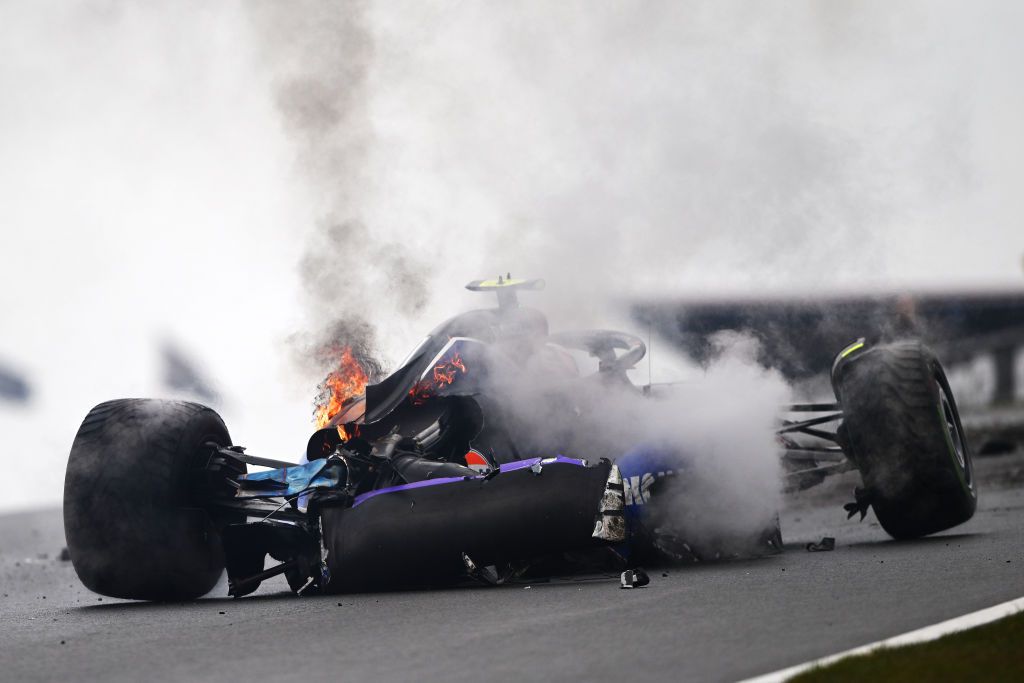 Rode vlag op Zandvoort: Logan Sargeant crasht in de muur en springt uit brandende auto