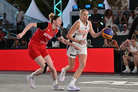 Nederlandse 3x3 basketbalsters verslaan olympisch kampioen op weg naar halve finale EK