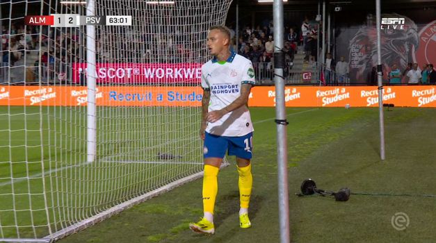 Noa Lang trapt microfoon omver, Peter Bosz snapt frustratie niet: 'Beetje gek gedrag toch?'