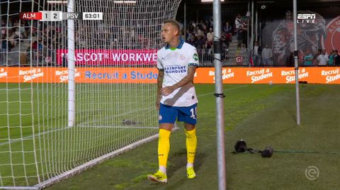 Noa Lang trapt microfoon omver, Peter Bosz snapt frustratie niet: 'Beetje gek gedrag toch?'