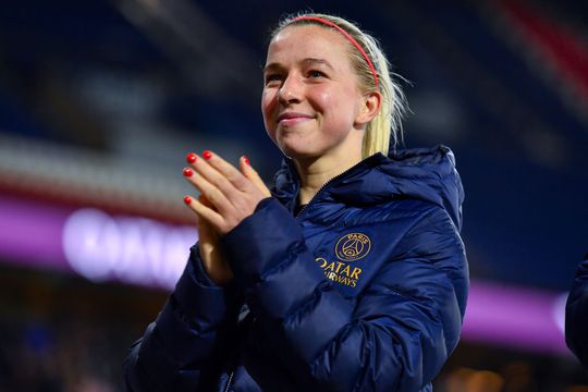 Grote glimlach bij Jackie Groenen als ze nieuw contract tekent bij PSG: 'Dit is thuis'