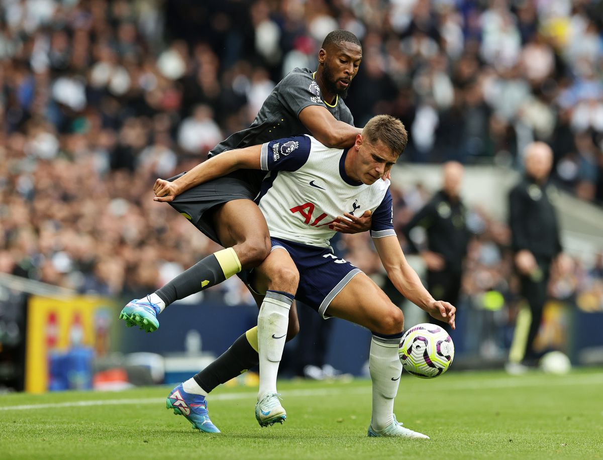 Micky van de Ven helpt Tottenham Hotspur met waanzinnige solo aan zege in Premier League