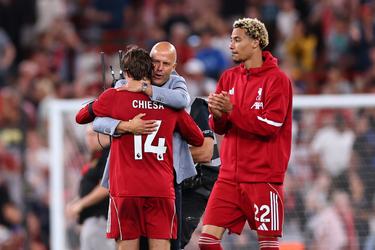 Liverpool-coach Arne Slot steekt loftrompet uit over 'totaal andere' speler: 'Hij is compleet veranderd'