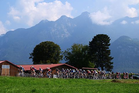 Wielerwereld opgeschrikt door nieuw drama: Spaanse renner (17) overleden na zware valpartij