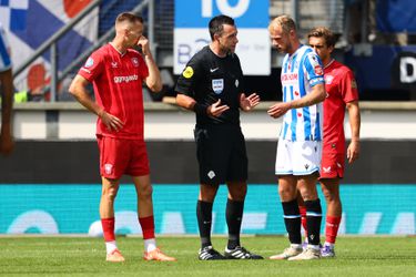 Verbaasde Heerenveen-speler krijgt opmerkelijke rode kaart ná duel met ware familiegoal: 'Ik snap dat niet'