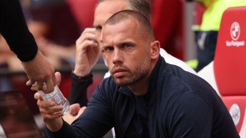 Ajax-trainer John Heitinga bespreekt mogelijk vertrek van basisspeler: 'Maar als hij zo blijft spelen...'