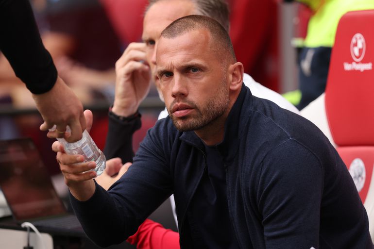 Ajax-trainer John Heitinga bespreekt mogelijk vertrek van basisspeler: 'Maar als hij zo blijft spelen...'