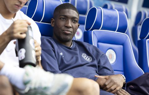 Talentvolle voetballer (21) raakt in België verwikkeld in bizarre transfersoap