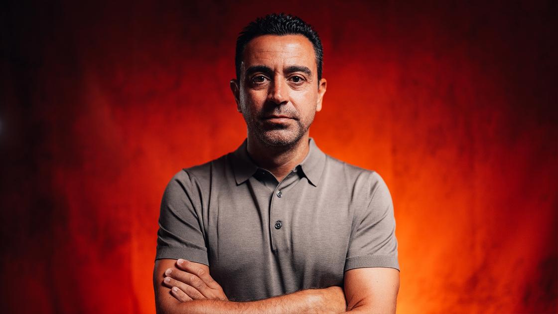 Bondscoach Xavi spreekt Oranje-fans in Nederlands toe bij aankomst in Zeist