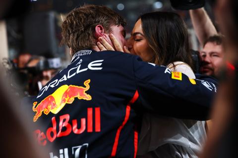Kelly Piquet (vriendin van Max Verstappen) deelt statement met felle kritiek op hoofdsponsor van Red Bull Racing