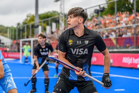 Argentinië verslaat India in doelpuntrijk duel: verloofde premier Jetten dicht bij halve finale WK hockey