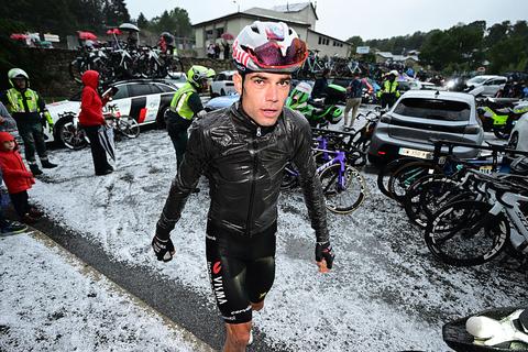 Derde etappe Vuelta vlak voor finish geschrapt zonder winnaar, alle renners duiken hotel in