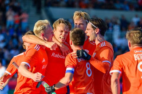 Nederlandse hockeyers houden stand tegen Engeland en verzekeren zich van halve finale WK