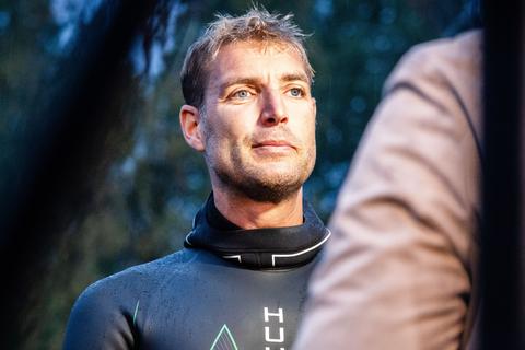 Maarten van der Weijden (45) baart opzien met opmerkelijk pilletje tijdens zwemtocht: 'Bizar'