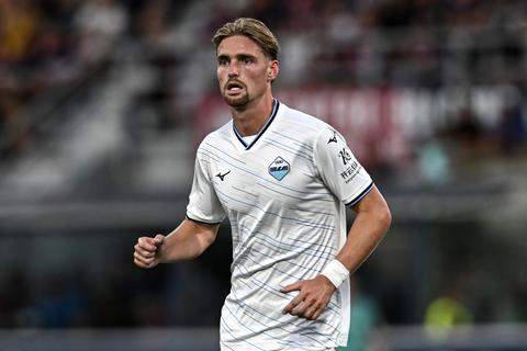 Topvoetballer Kenneth Taylor laat zich zien na breuk met Jade Anna van Vliet