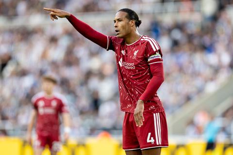Oranje-aanvoerder Virgil van Dijk (35) kreeg opvallend telefoontje voor droomtransfer naar Liverpool