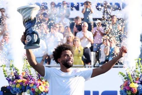 Geplaagde toptennisser (22) komt met opvallende boodschap na hoogtepunt in zijn loopbaan