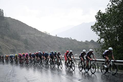 Bizarre situatie in Vuelta: Tadej Pogacar sommeert alle renners te stoppen en schuilen voor noodweer