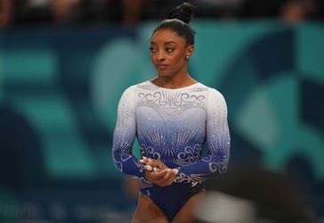 Drama tijdens tournee van turnlegende Simone Biles: 'Dit is heel moeilijk'