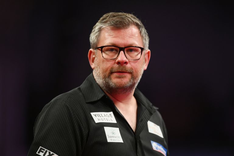 Bizar: darter James Wade vergeet de camera's en laat flinke scheet tijdens vloertoernooi