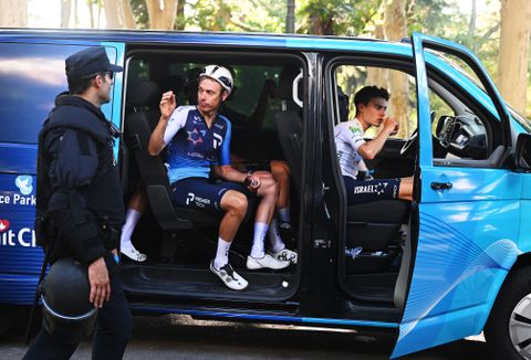Veelbesproken wielerploeg krijgt stevig dreigement na protesten: 'Dit is niet langer houdbaar'