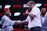 Jake Paul en Gervonta Davis schudden elkaar de hand. ©Getty Images