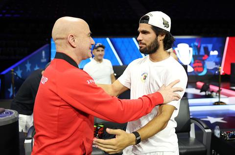 Tennisicoon André Agassi roept Carlos Alcaraz tot de orde op Laver Cup: 'Doe wat zachter'