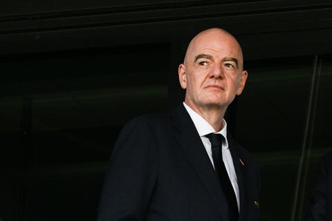 FIFA-baas Gianni Infantino verder onder druk: 'Dringende oproep van grote voetbalcompetities'