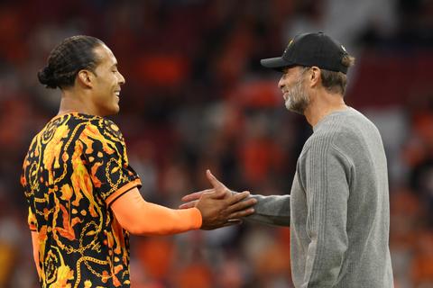 Jürgen Klopp en Virgil van Dijk delen bijzonder moment voor aftrap Nederland - Duitsland