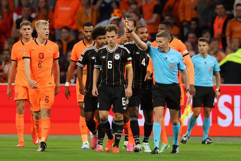 Dit is de uitgefloten scheidsrechter tijdens Nederland - Duitsland: arbiter en VAR spelen hoofdrol in duel