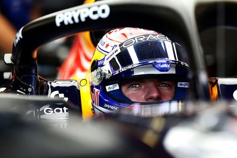 Max Verstappen kent sterke start op stratencircuit van Bakoe tijdens chaotische eerste vrije training