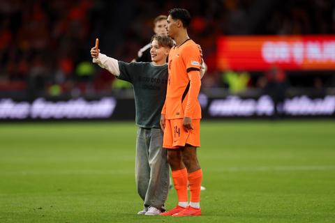 Opmerkelijke beelden tijdens Nederland - Duitsland: fan rent veld op voor selfie, beveiliging grijpt in