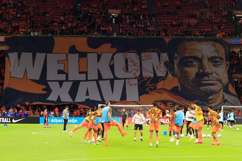 Oranje-supporters zorgen voor bijzonder moment bij debuut van Xavi als bondscoach