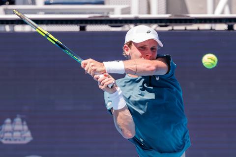 Nederlandse tennisser moet bijzonder diep gaan in steenrijke Franse badplaats
