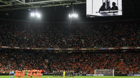 Indrukwekkend eerbetoon voor Bartina Koeman bij Nederland - Duitsland