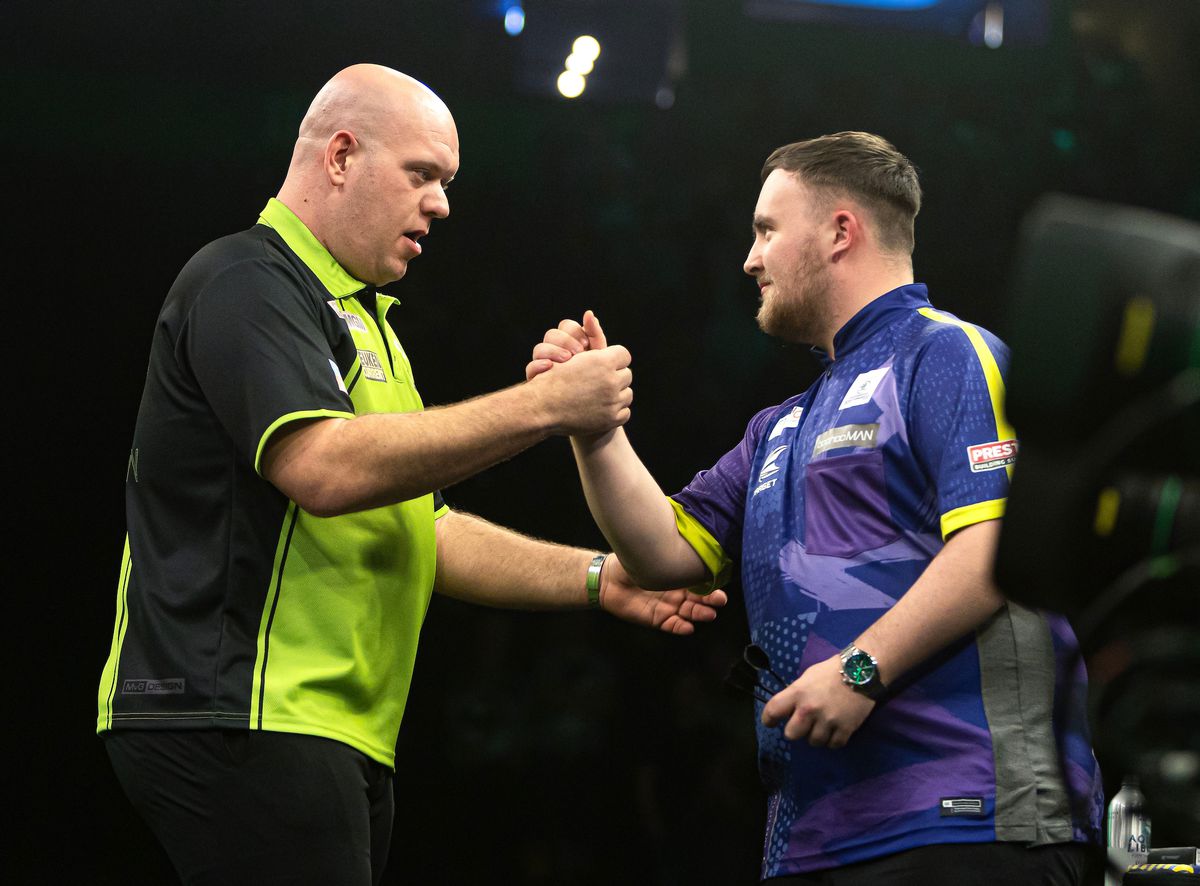 Michael van Gerwen blikt terug op hilarische foto met Luke Littler: 'Dat moet kunnen, toch?'