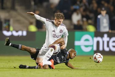 Gelukje voor Ajax: Qarabag krijgt na kwartier al rood na oliedomme actie op de middenlijn