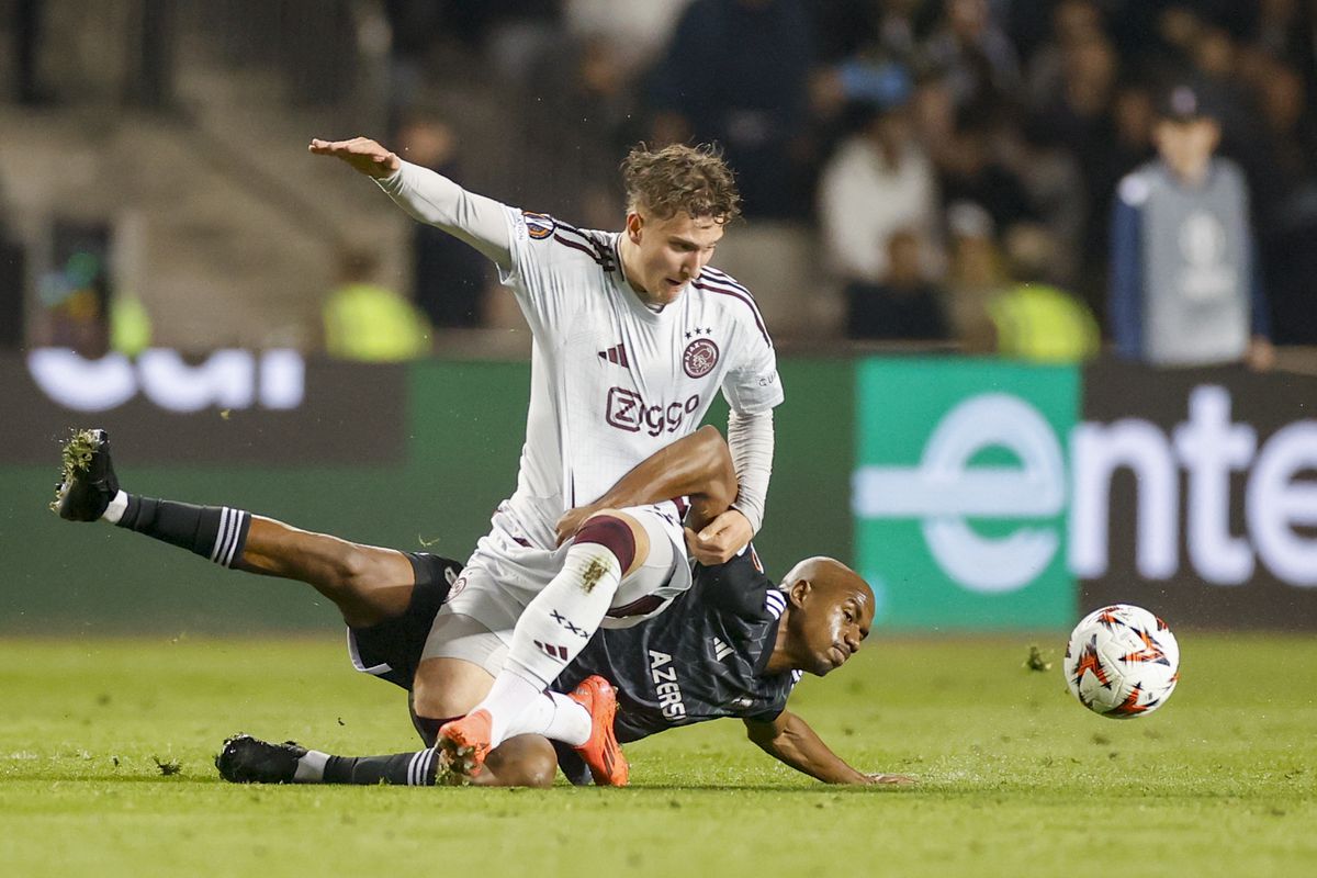 Gelukje voor Ajax: Qarabag krijgt na kwartier al rood na oliedomme actie op de middenlijn