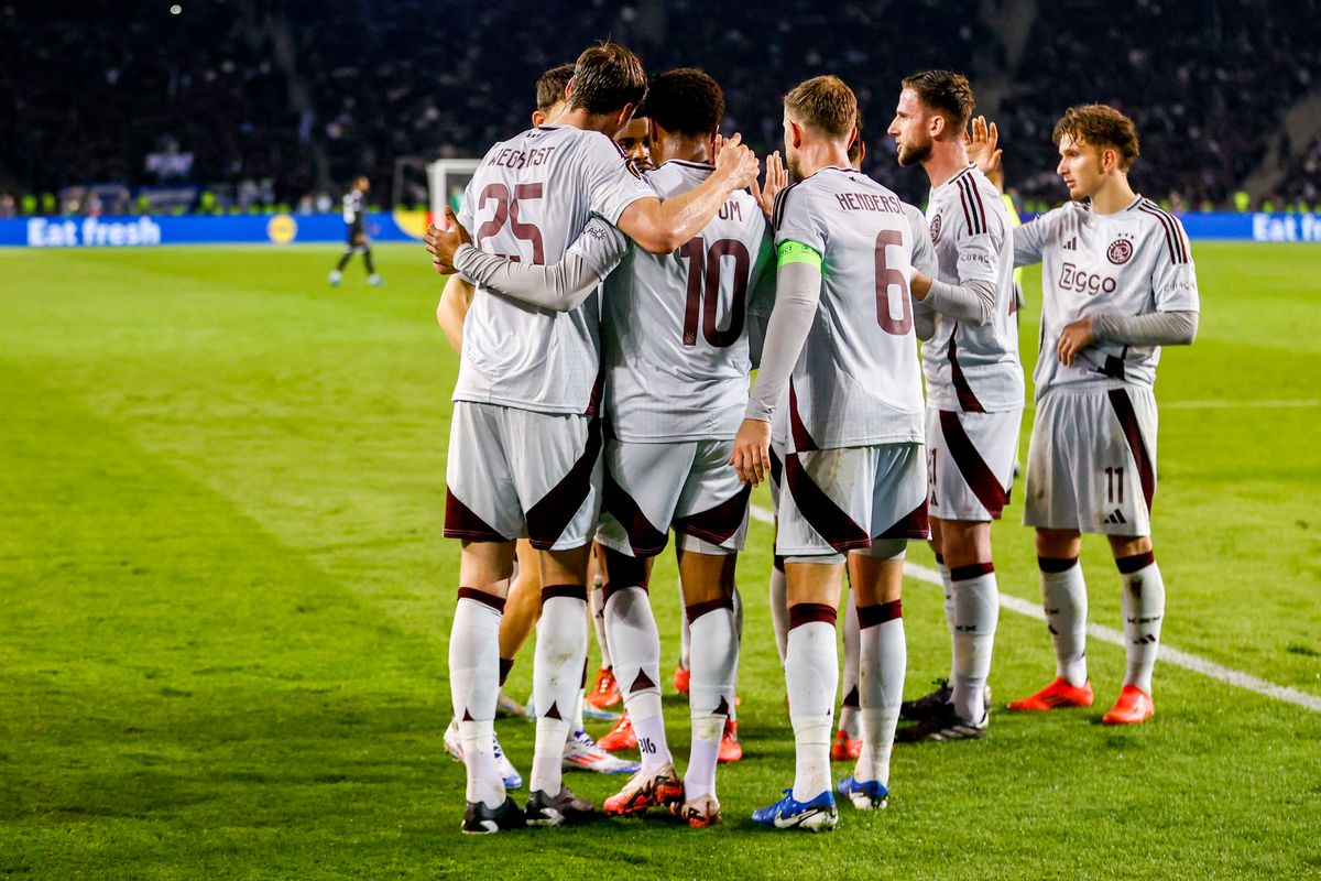 Ajax dankt warrige scheidsrechter bij rodekaartenfestijn tegen Qarabag