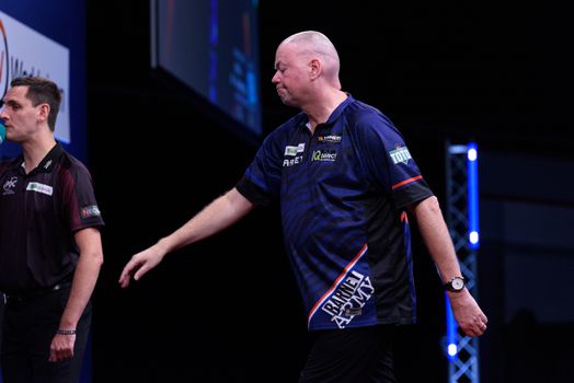 Raymond van Barneveld krijgt flink pak slaag op EK darts van vooraf geroemde angstgegner