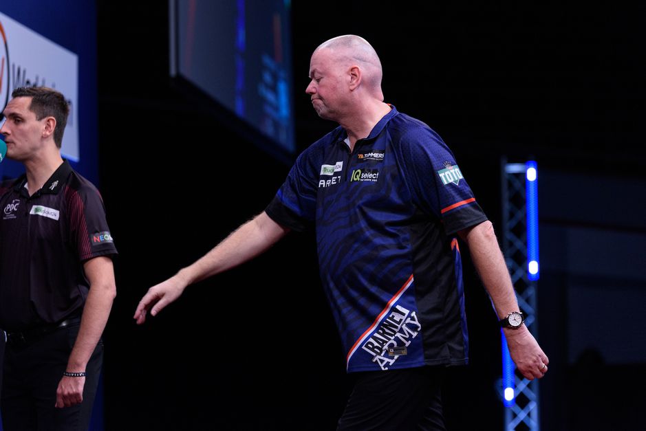 Raymond van Barneveld krijgt flink pak slaag op EK darts van vooraf geroemde angstgegner